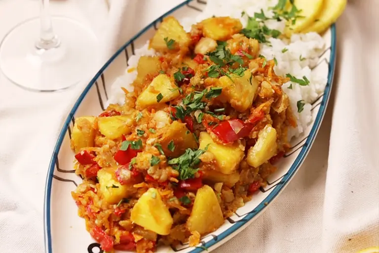 Oslić sa povrćem i ananasom – jednostavno, sočno i drugačije