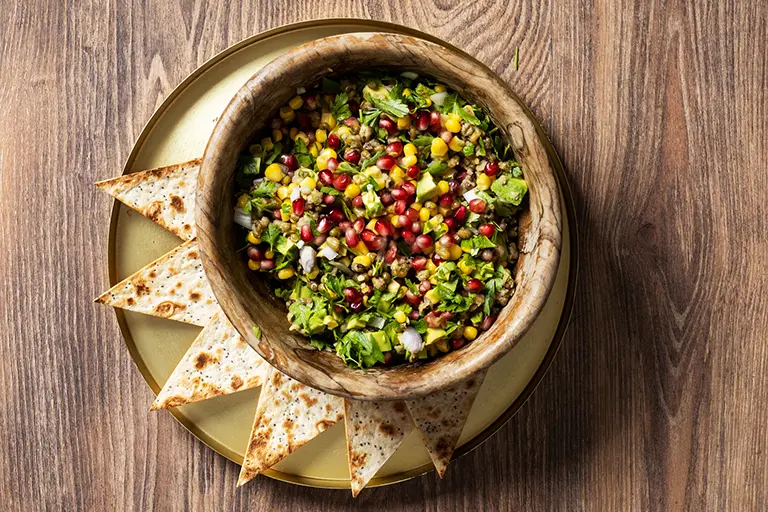 Salata koja puca od boja i ukusa: nar, mungo, avokado i još ponešto